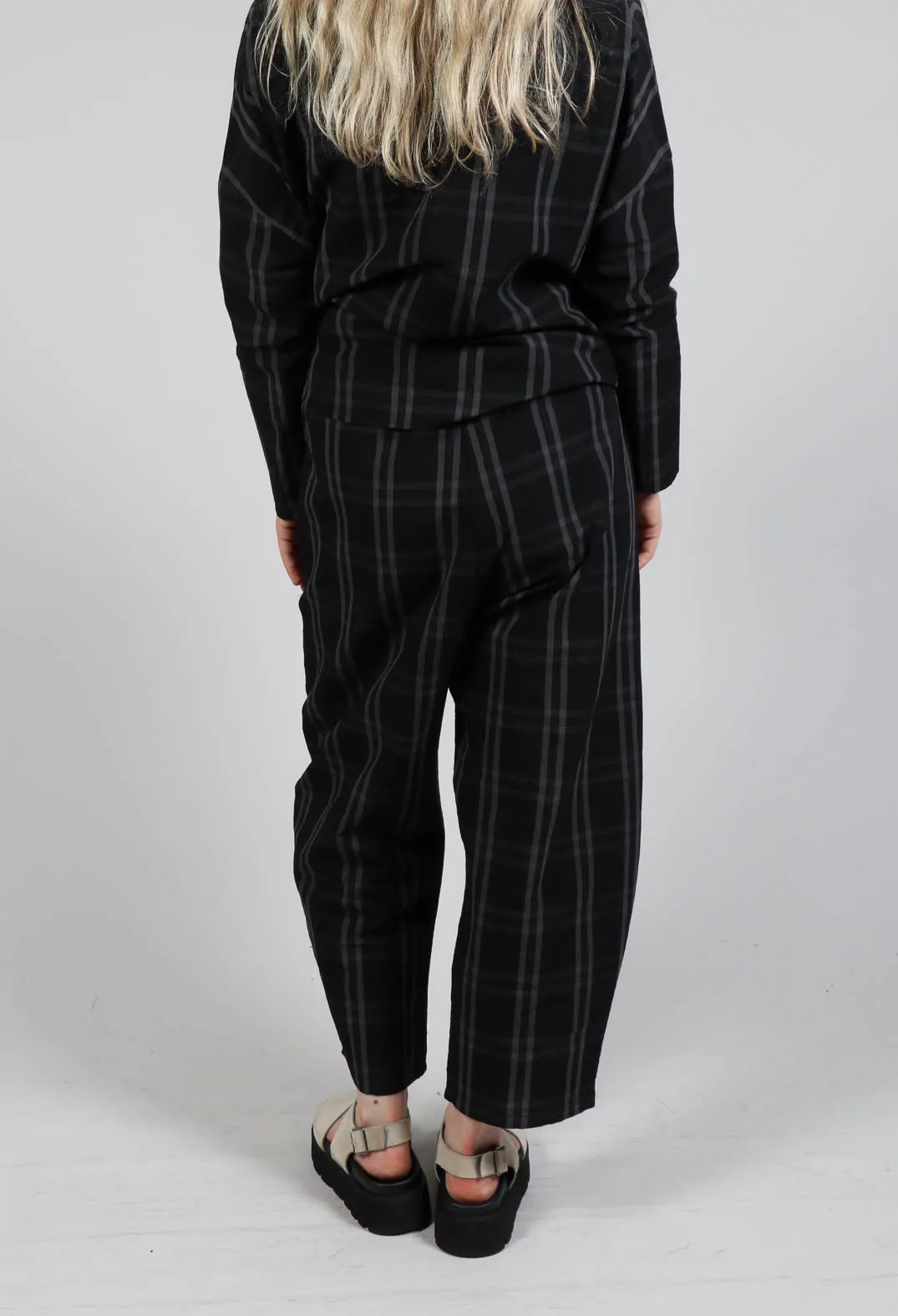 Cropped Trousers in Black