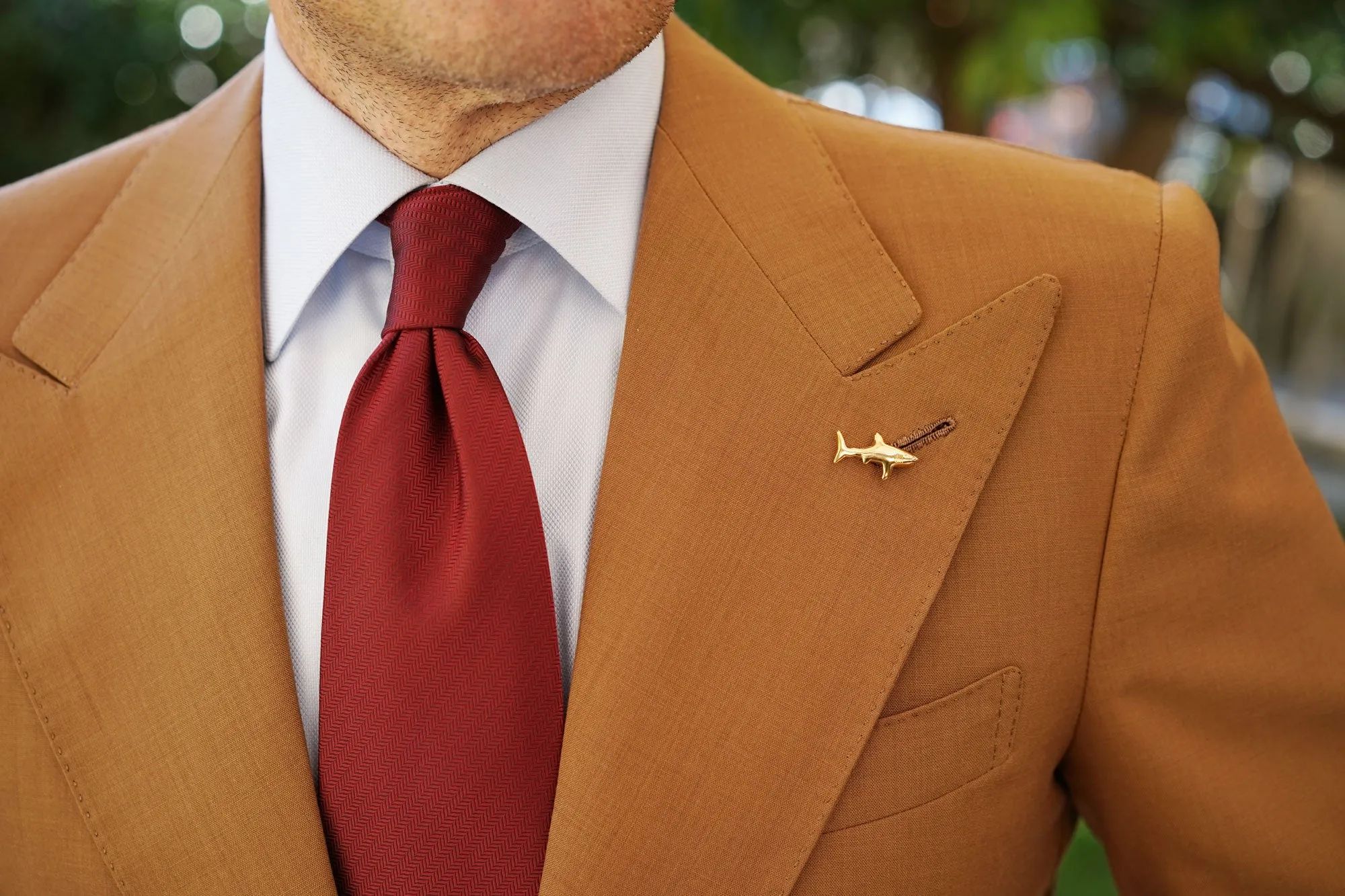 Dorsia Gold Shark Lapel Pin